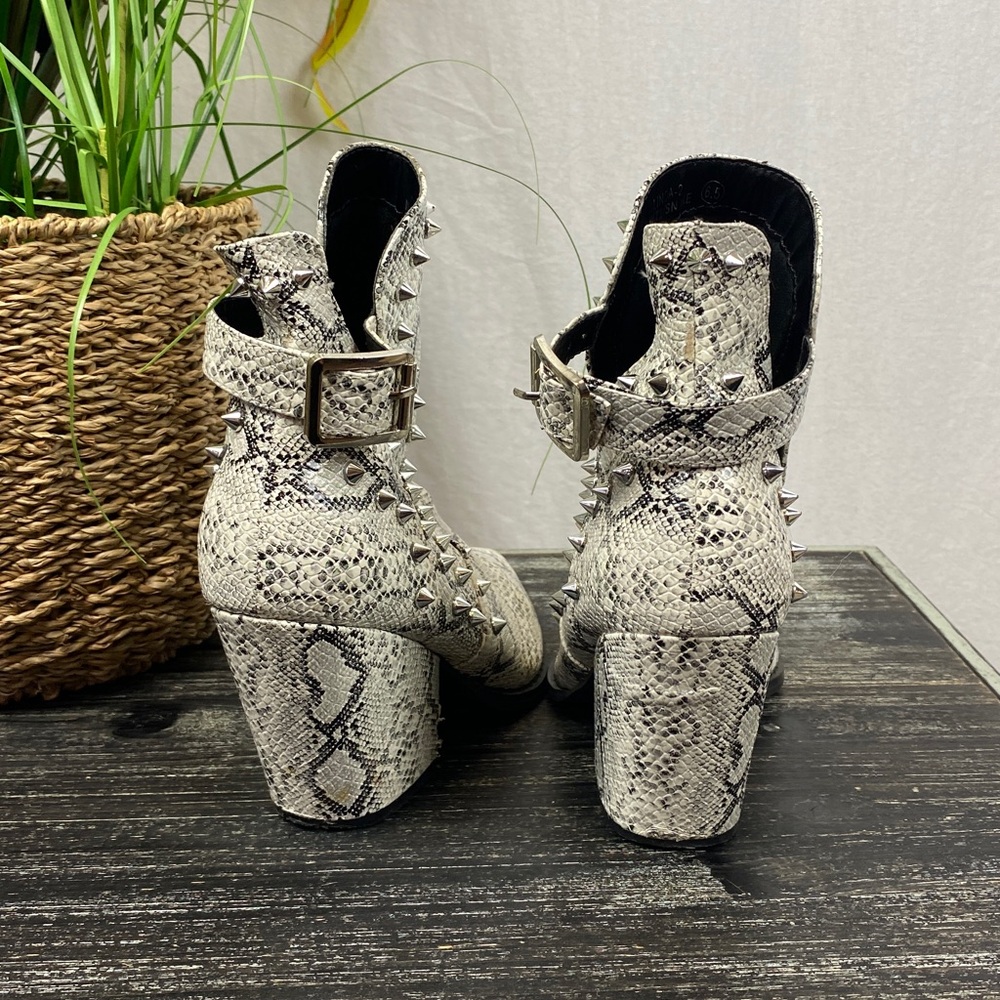 Pazzle Ivory & Gray Linda Snakeskin Animal Print Studded Ankle Booties Shoes 6.5 - Picture 4 of 7